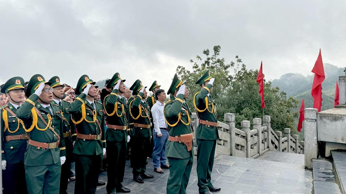Tuyên Quang: Nghi lễ thượng cờ và chào cờ tại Cột cờ Quốc gia Lũng Cú