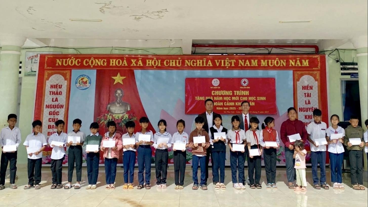 Lâm Đồng: Trao 100 suất học bổng cho học sinh có hoàn cảnh khó khăn