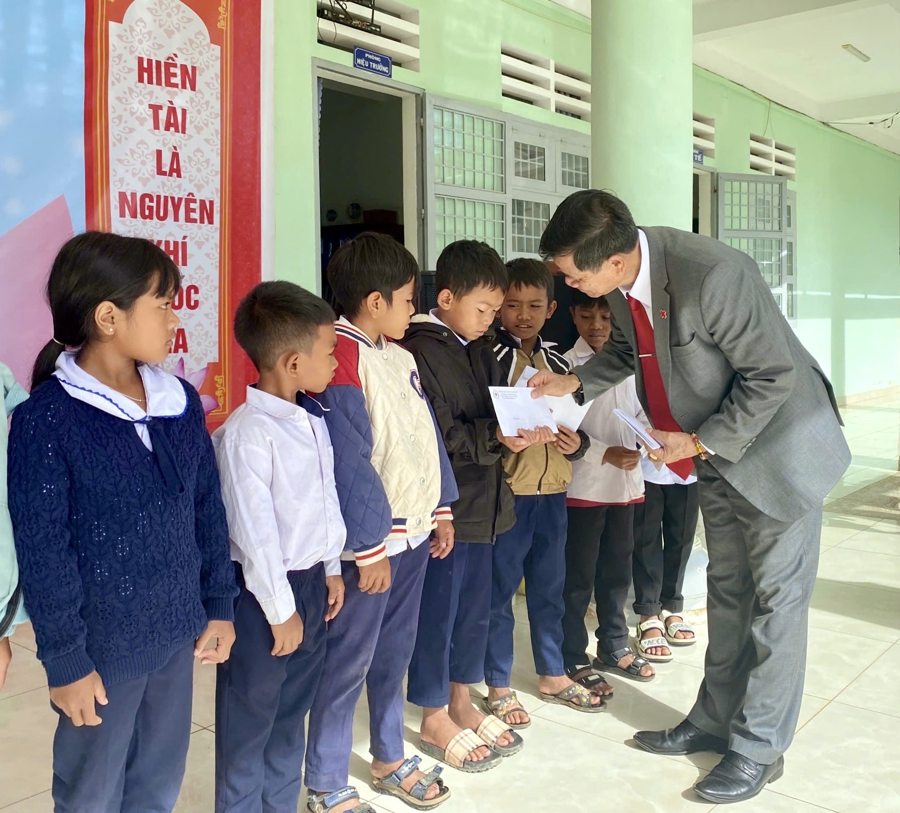 Lâm Đồng: Trao 100 suất học bổng cho học sinh có hoàn cảnh khó khăn