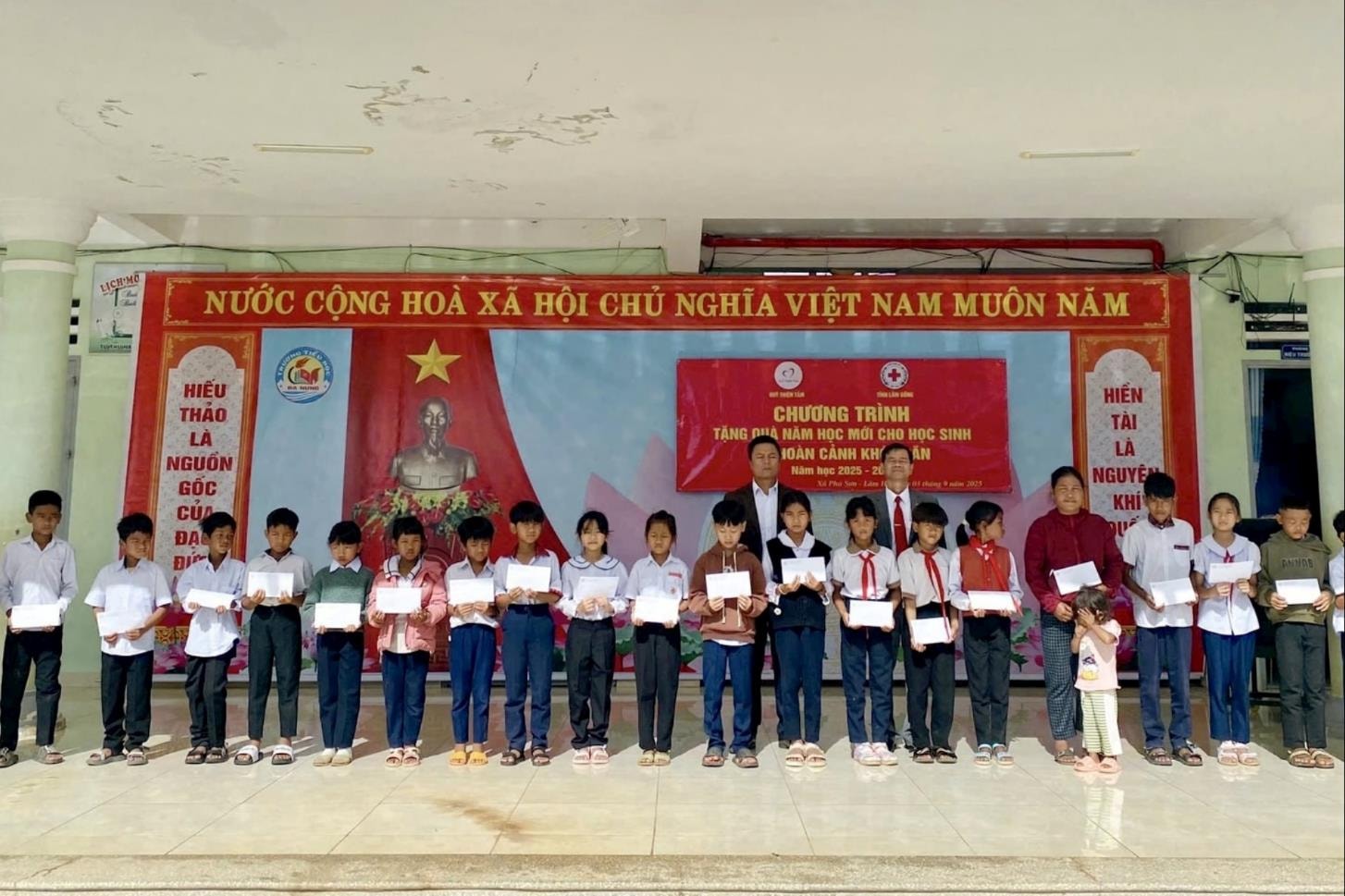 Lâm Đồng: Trao 100 suất học bổng cho học sinh có hoàn cảnh khó khăn