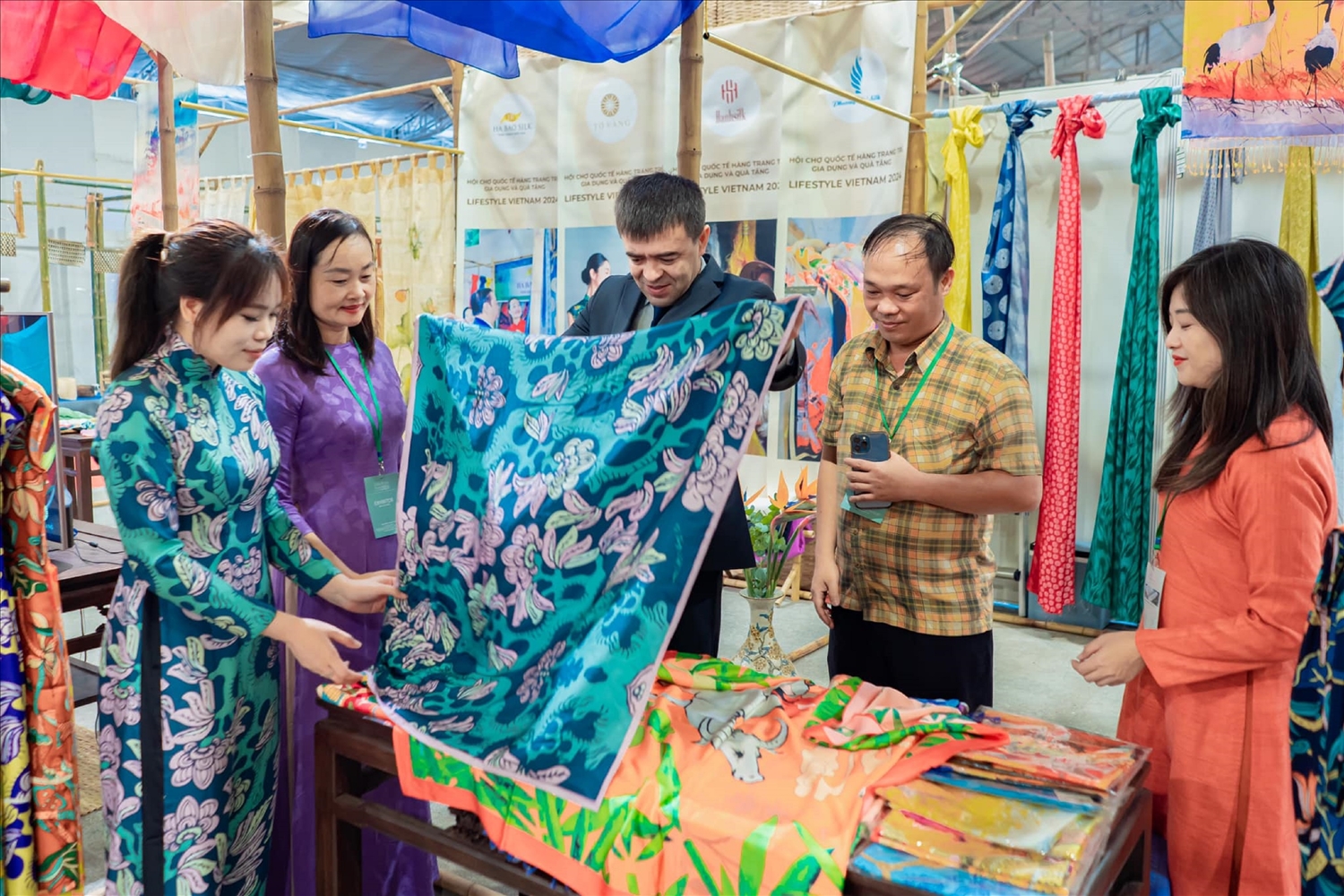 Sóng sánh sắc tơ tằm