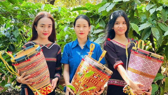 Cô gái Gia Rai lan tỏa tinh thần bảo tồn, phát huy giá trị từ nghề đan lát truyền thống