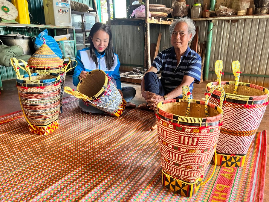 Cô gái Gia Rai lan tỏa tinh thần bảo tồn, phát huy giá trị từ nghề đan lát truyền thống