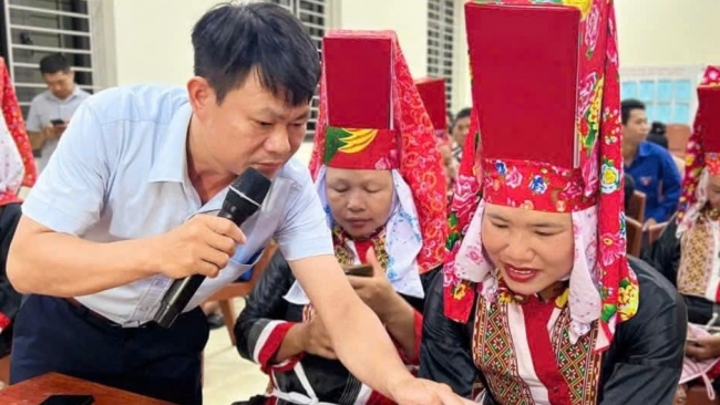 Từ “họp không giấy” đến quét QR điểm danh tại xã vùng cao Điền Xá