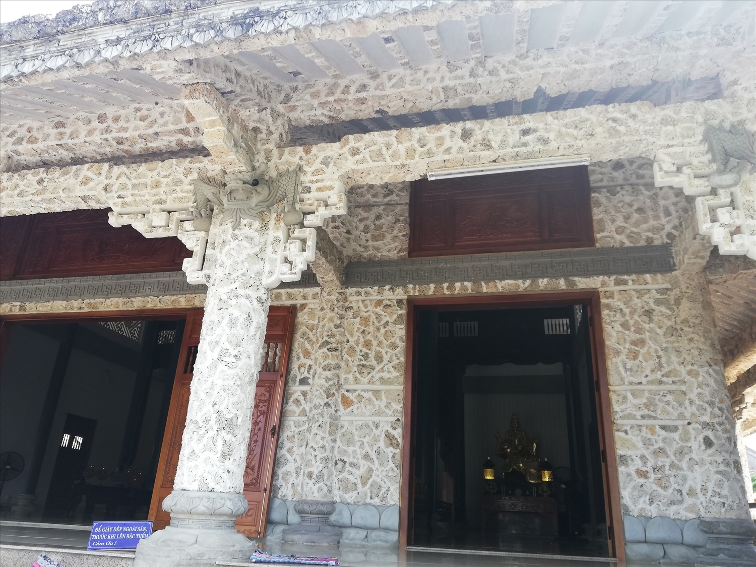 Câu chuyện kỳ bí từ ngôi chùa xây từ san hô, vỏ ốc…