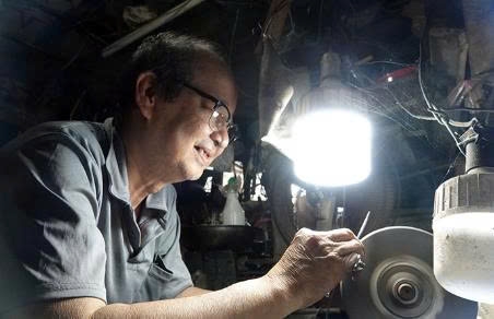 Cần Thơ: Nghề “lau bóng thời gian”