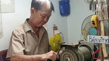 Cần Thơ: Nghề “lau bóng thời gian”