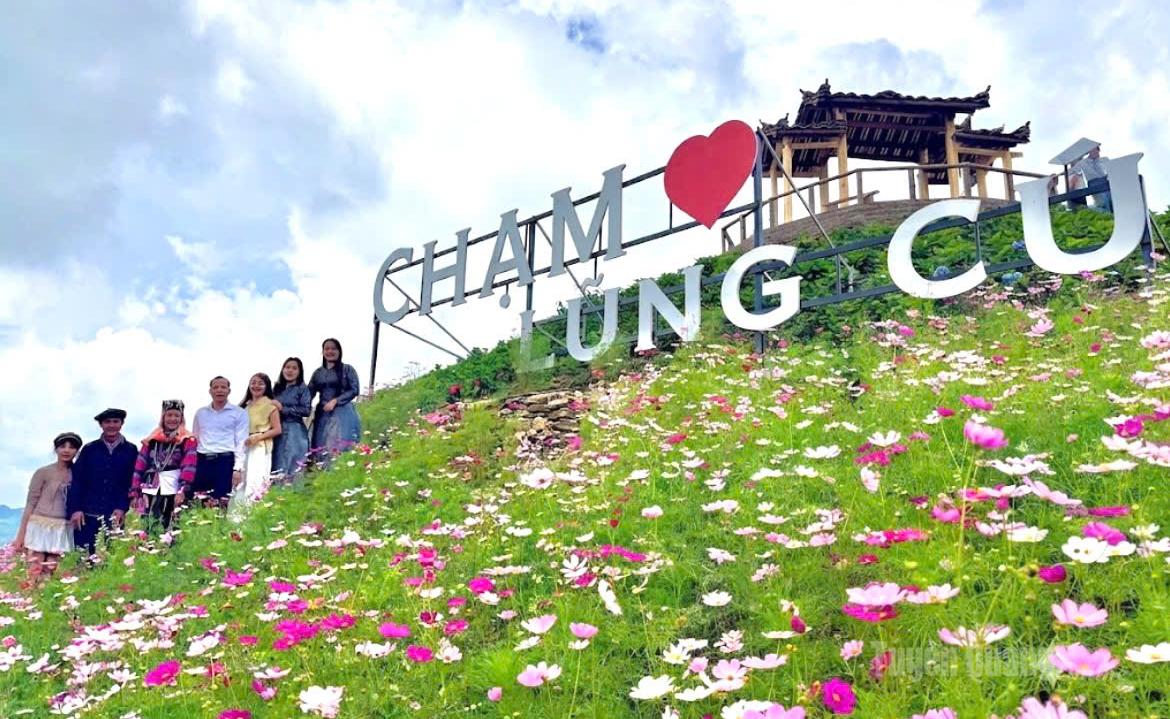 Tuyên Quang: Từ Tân Trào đến Lũng Cú Du khách đến tham quan, trải nghiệm tại Công viên địa chất toàn cầu Cao nguyên đá Đồng Văn tăng cao trong dịp nghỉ lễ 2-9.