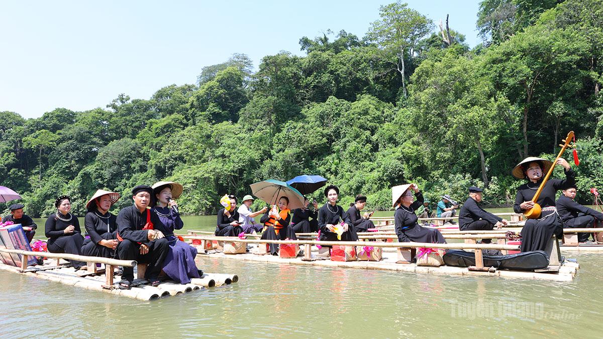 Tuyên Quang: Nét mới du lịch Tân Trào Tái hiện nghi lễ rước dâu trên hồ Nà Nưa trong đám cưới truyền thống của dân tộc Tày ở Tân Trào.
