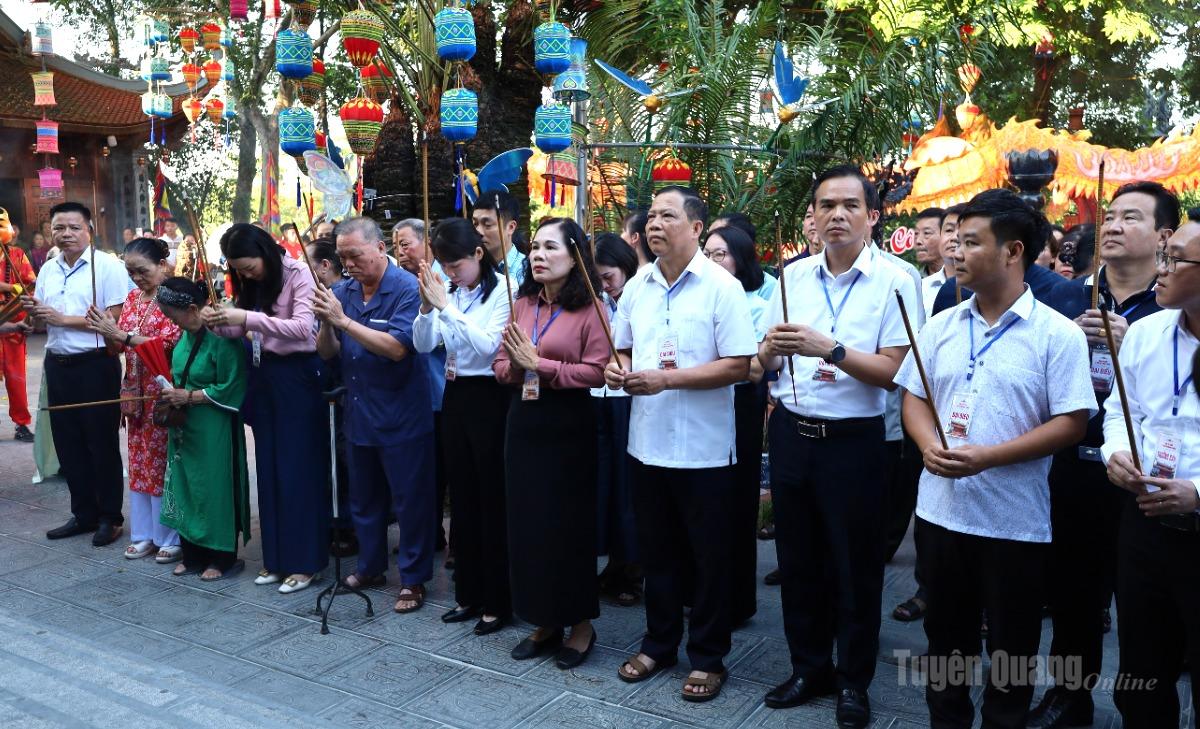 Các đồng chí lãnh đạo cùng đại biểu dâng hương trước giờ khai mạc Lễ hội.