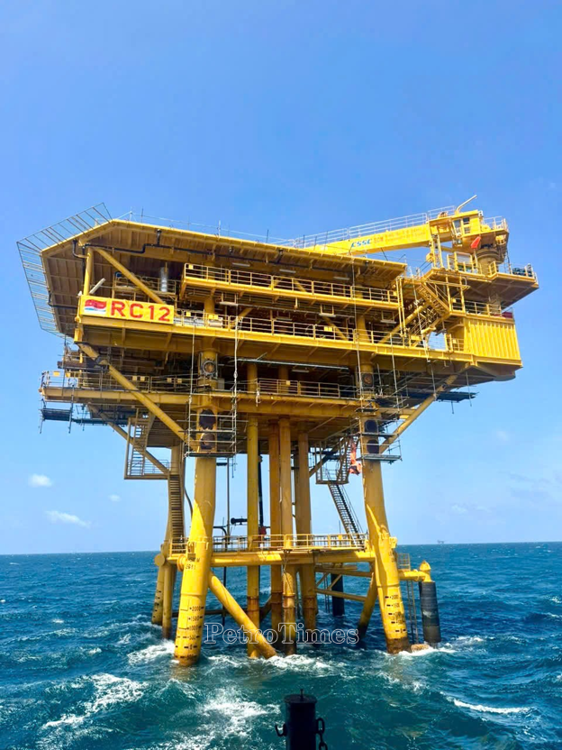 Vietsovpetro đón dòng dầu đầu tiên từ giàn RC12