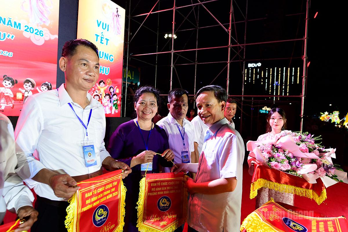 Lãnh đạo phường Minh Xuân tặng hoa, cờ lưu niệm cho các tổ nhân dân tham gia cuộc thi.