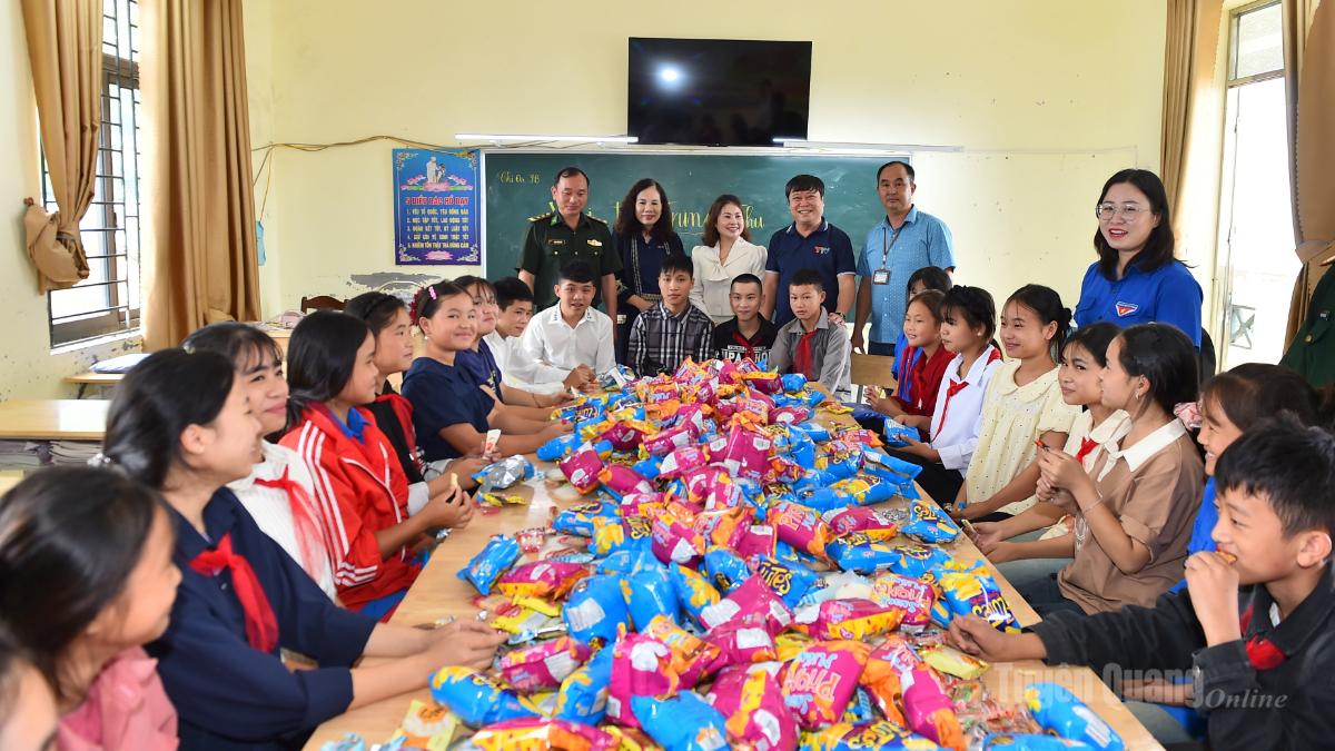 Các đại biểu, thầy cô giáo và các em học sinh vui phát cỗ Trung thu tại lớp học.