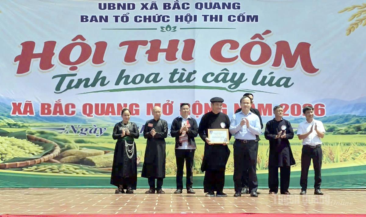 Lãnh đạo xã Bắc Quang trao giải Nhất cho đội thi Sắc Thu Hương Cốm.