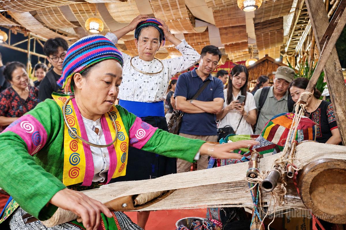 Chị Giàng Thị Say, Giám đốc Hợp tác xã Dệt lanh Cán Tỷ, trình diễn kỹ thuật dệt lanh truyền thống trước sự quan tâm của đông đảo du khách.