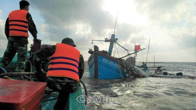 Cà Mau: 7 người được cứu vớt kịp thời khi tàu chìm trên biển