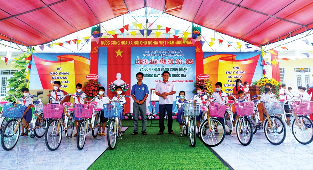 An Giang: Vừa chơi lan, vừa đóng góp xe đạp tặng học sinh nghèo