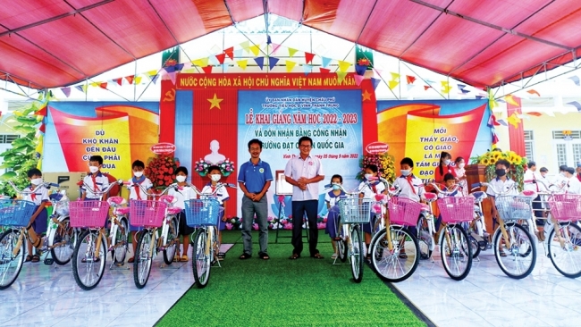 An Giang: Vừa chơi lan, vừa đóng góp xe đạp tặng học sinh nghèo