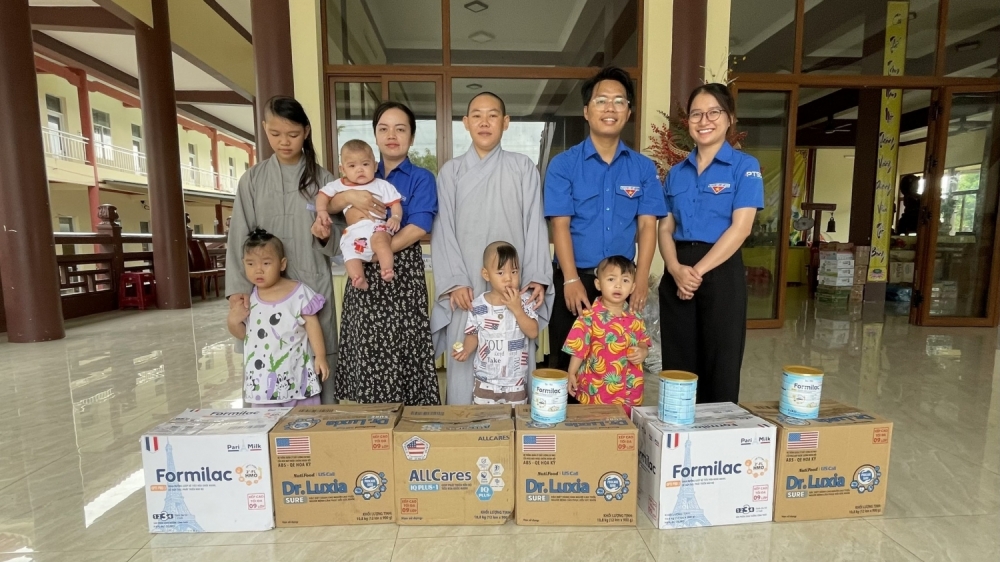 Đoàn PTSC Phú Mỹ tặng sữa cho trẻ mồ côi tại các mái ấm tình thương