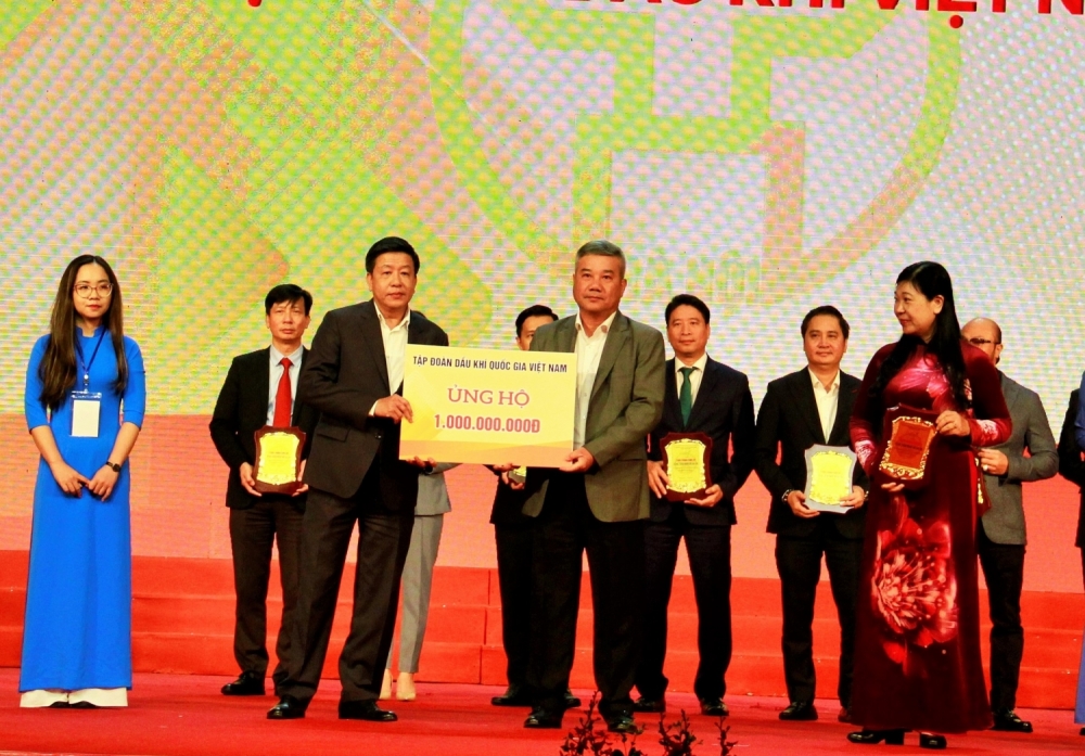 Petrovietnam ủng hộ Quỹ “Vì người nghèo” thành phố Hà Nội 1 tỷ đồng