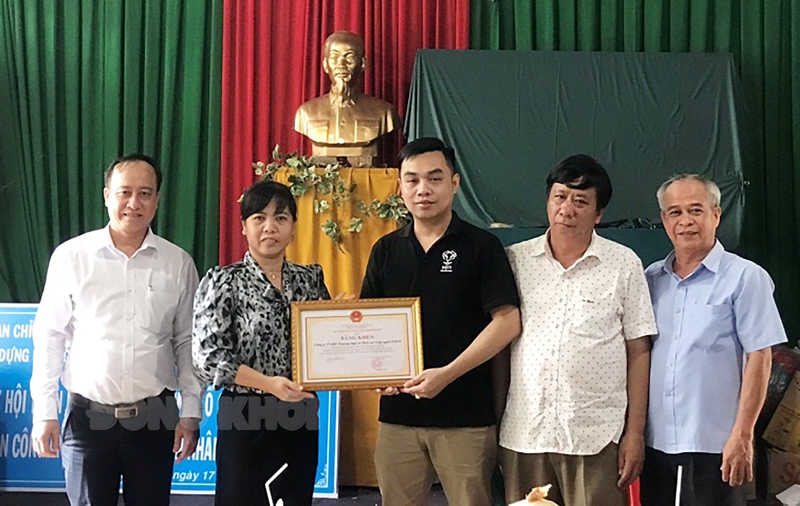 Bến Tre: Trao kinh phí xây dựng nhà tình nghĩa, tình thương trên địa bàn các huyện