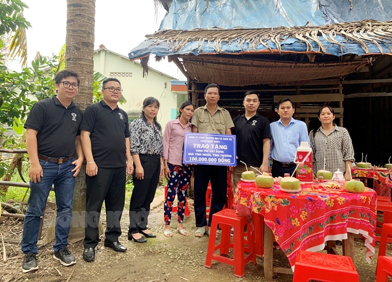 Bến Tre: Trao kinh phí xây dựng nhà tình nghĩa, tình thương trên địa bàn các huyện