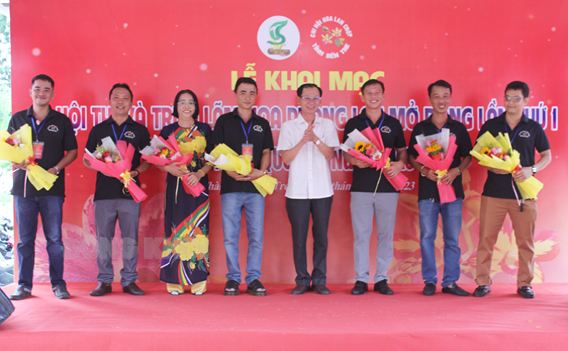Chủ tịch UBND tỉnh Nguyễn Minh Cảnh trao hoa chức mừng Ban tổ chức hội thi.