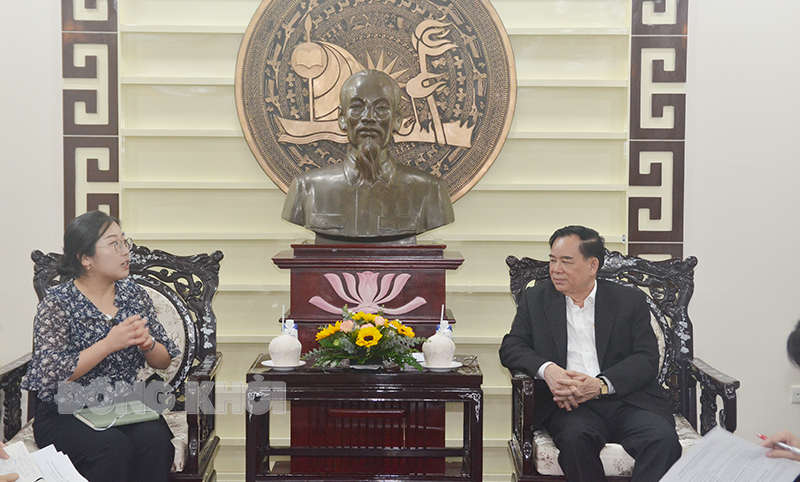 Chủ tịch UBND tỉnh Trần Ngọc Tam trao đổi với đại diện Ngân hàng KEXIMBANK.
