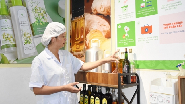 Bến Tre: “Cô Dừa” theo đuổi đam mê ứng dụng dầu dừa vào mỹ phẩm