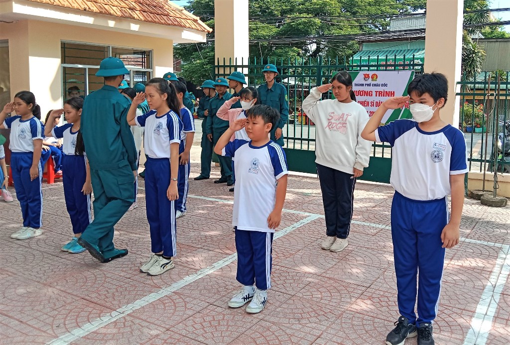 An Giang: 1 ngày “Em học làm chiến sĩ dân quân tự vệ”