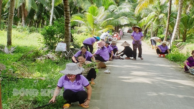 Bến Tre: Phụ nữ xã Hưng Nhượng ra quân làm sạch đẹp môi trường nông thôn