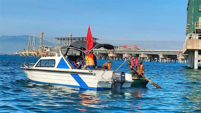 Đoàn Thanh niên BSR ra quân làm sạch biển tại khu vực cảng Jetty NMLD Dung Quất