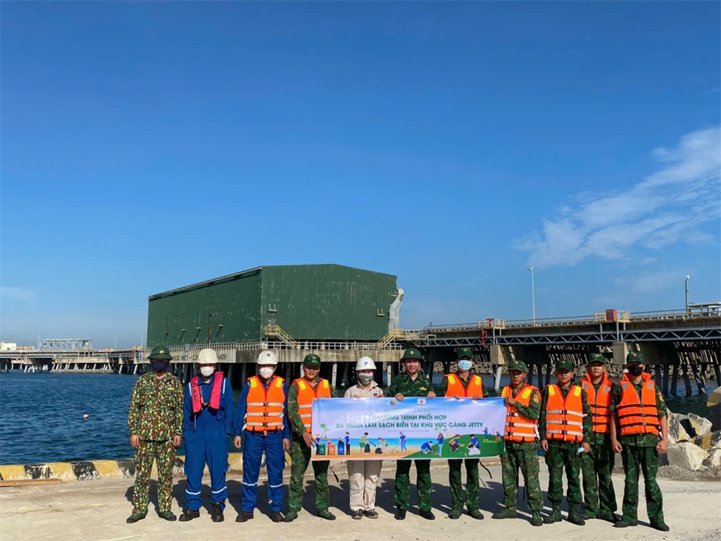 Đoàn Thanh niên BSR ra quân làm sạch biển tại khu vực cảng Jetty NMLD Dung Quất