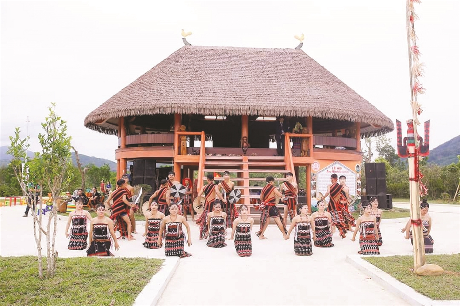 Làng văn hóa trên rẻo cao mây trắng