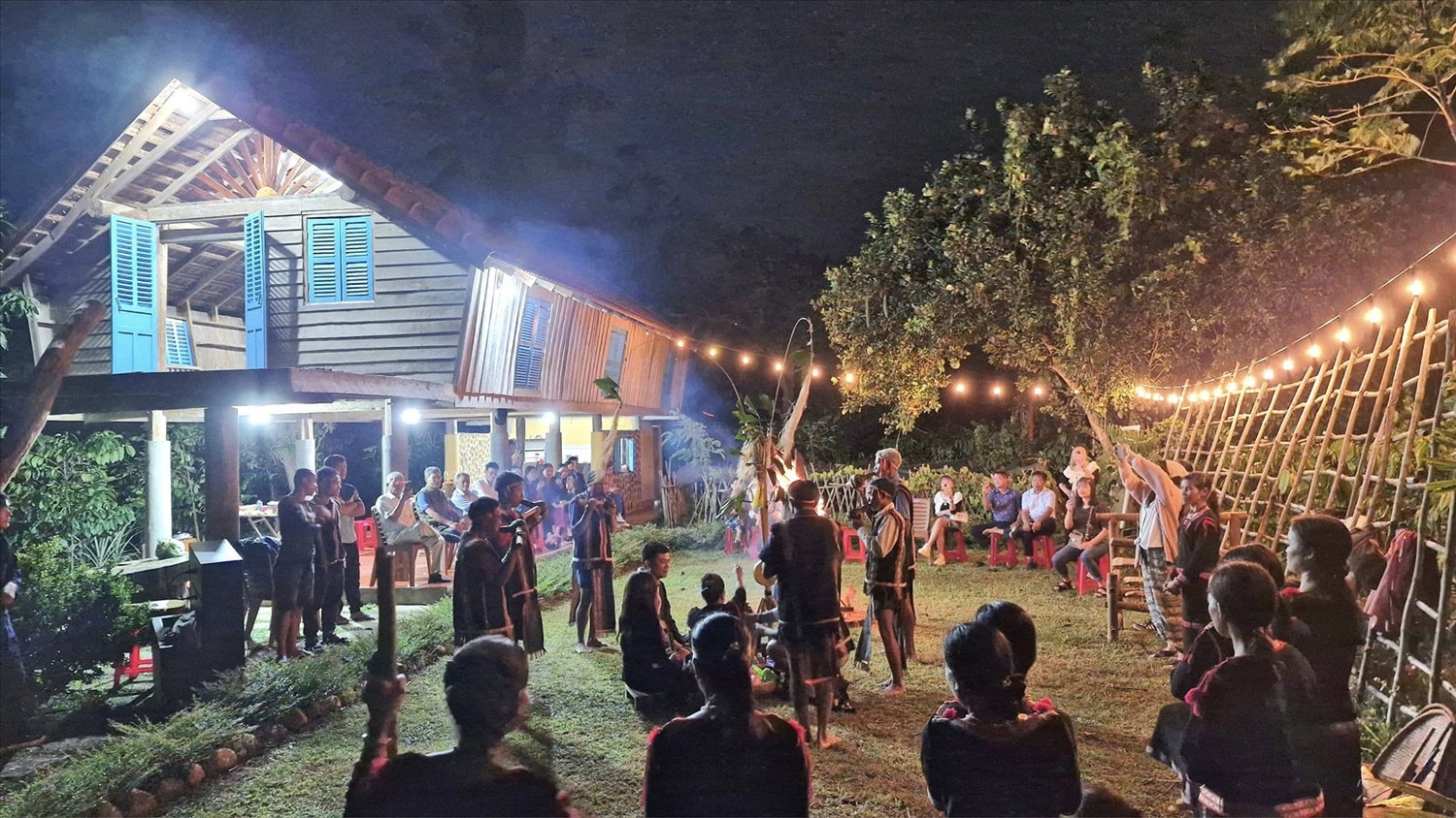 Chàng trai M’nông khởi dựng mô hình du lịch cộng đồng bên voi