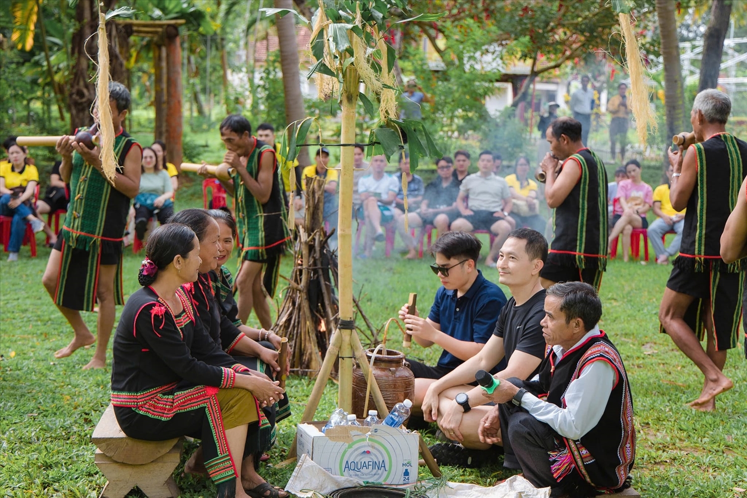 Chàng trai M’nông khởi dựng mô hình du lịch cộng đồng bên voi