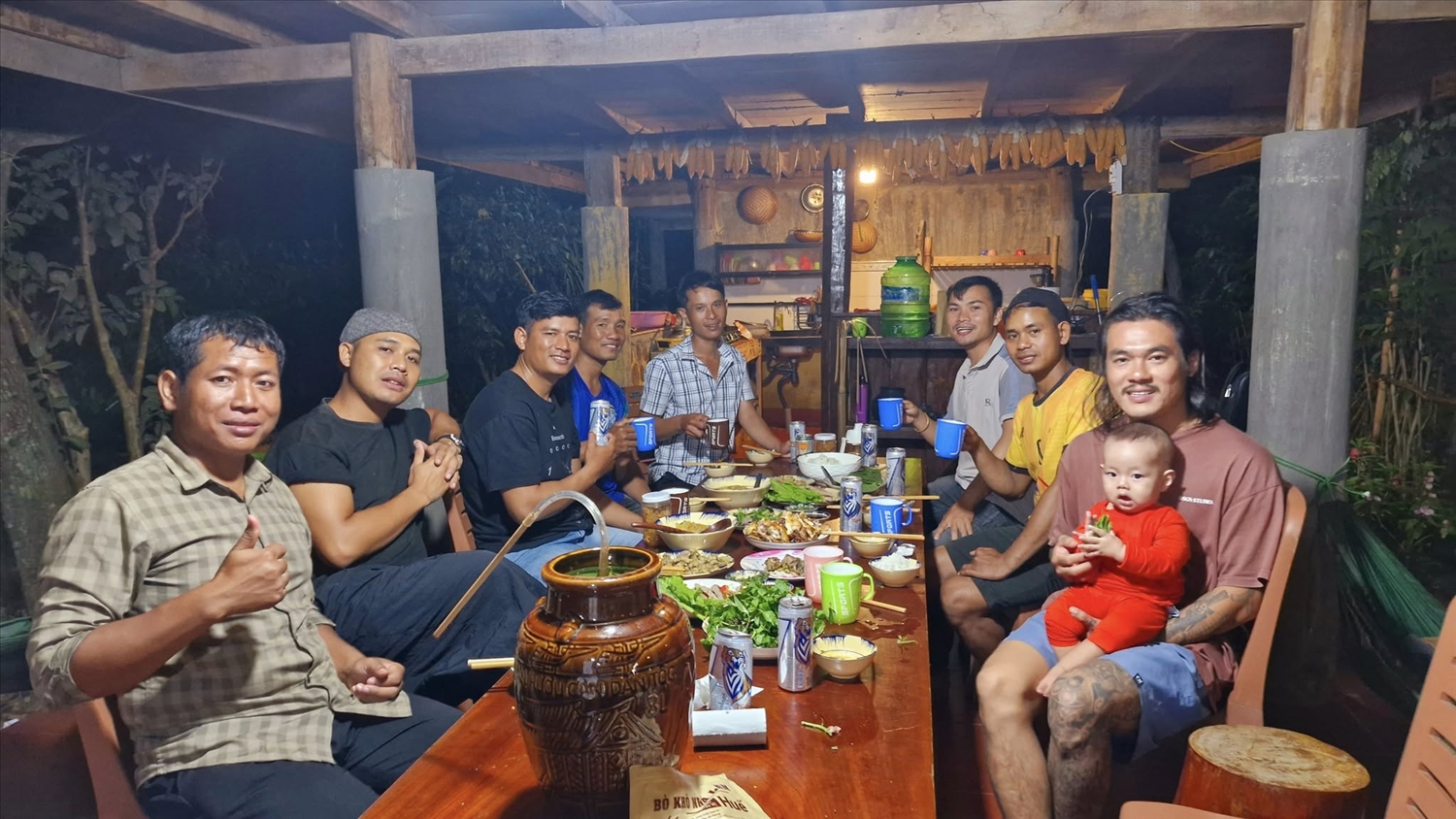 Chàng trai M’nông khởi dựng mô hình du lịch cộng đồng bên voi