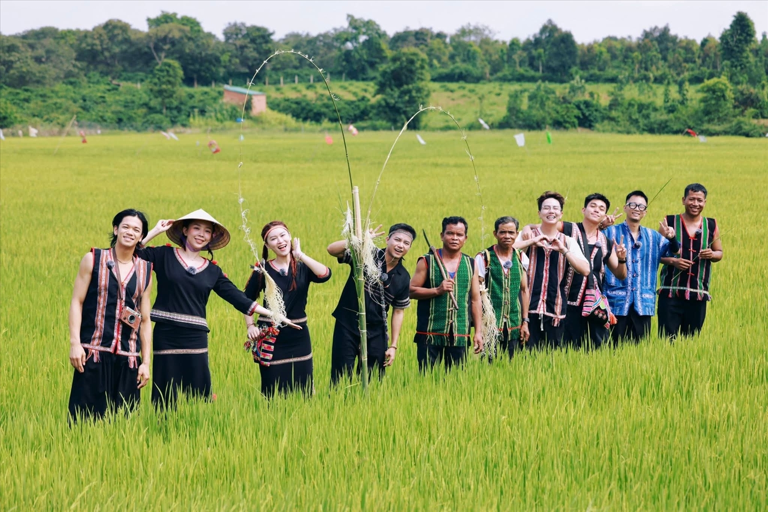 Chàng trai M’nông khởi dựng mô hình du lịch cộng đồng bên voi