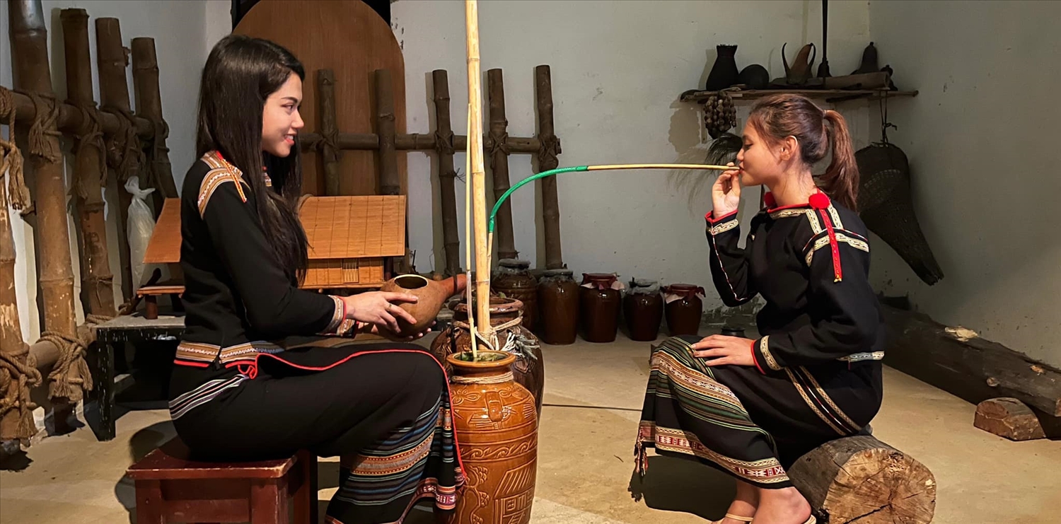 Nữ “thủ lĩnh” trẻ thắp lửa văn hóa Ê Đê