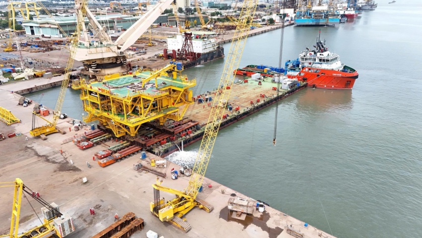 Vietsovpetro đón dòng dầu thương mại đầu tiên từ giàn BK 24, vượt kế hoạch hơn 2 tháng