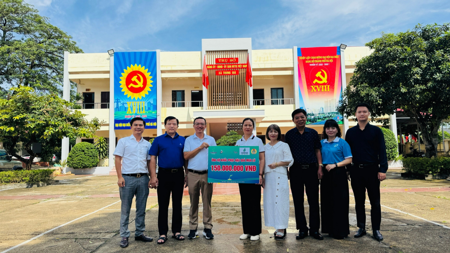 PVEP hỗ trợ nhân dân, thăm hỏi gia đình CBCNV bị ảnh hưởng bởi mưa lũ tại xã Trung Giã (Hà Nội)