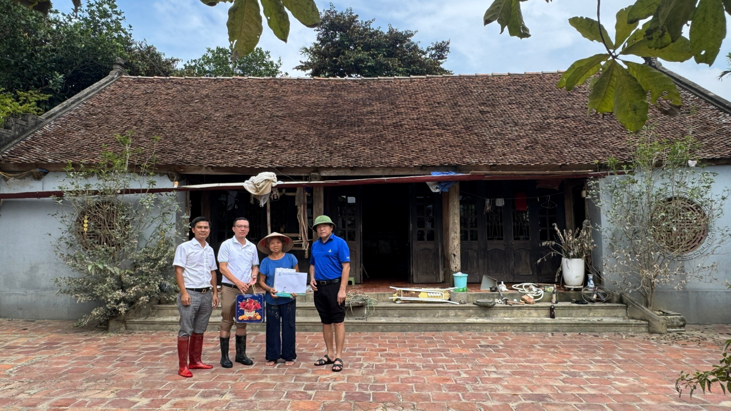 PVEP hỗ trợ nhân dân, thăm hỏi gia đình CBCNV bị ảnh hưởng bởi mưa lũ tại xã Trung Giã (Hà Nội)