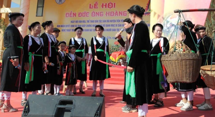 Phụ nữ Sán Dìu "đánh thức" không gian diễn xướng Soọng cô