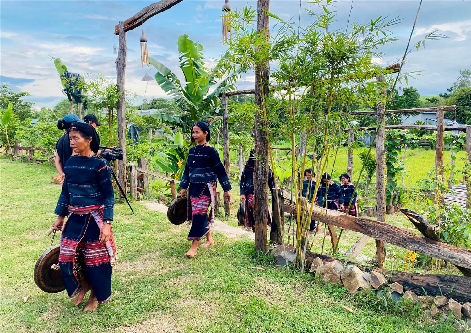 Những đôi tay mềm giữ nhịp chiêng ngân