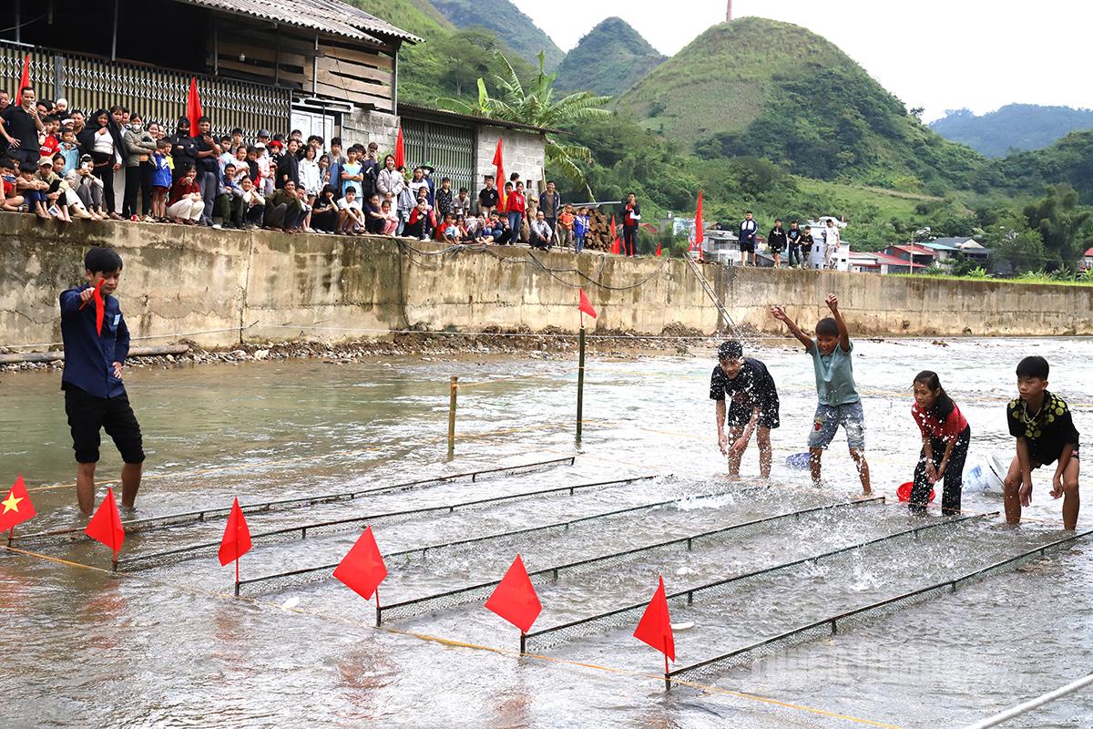 Tuyên Quang: Lễ hội Tết cá người Tày xã Mậu Duệ Tuyên Quang: Lễ hội Tết cá người Tày xã Mậu Duệ