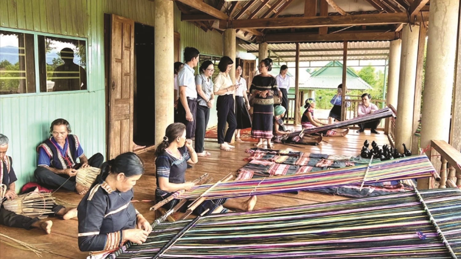 Người trẻ xây “nghiệp lớn” từ chính bản làng