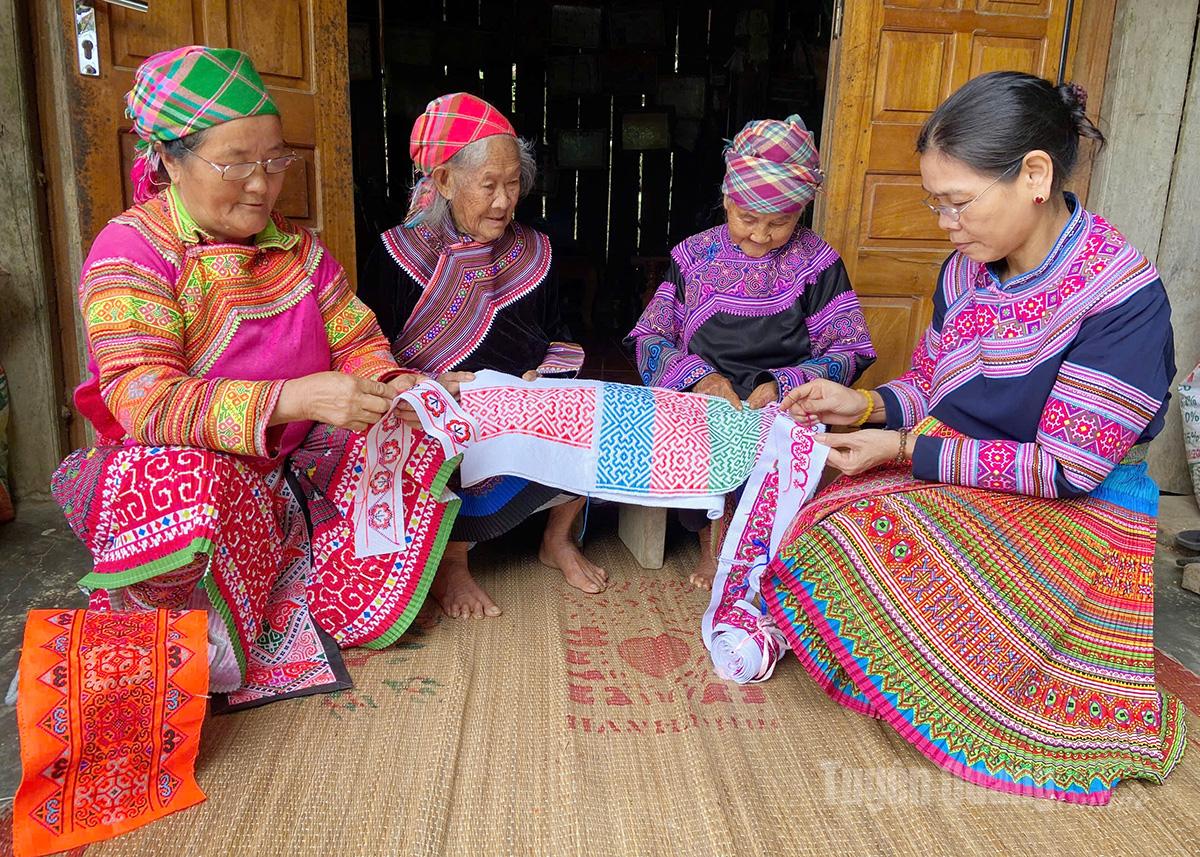 Tuyên Quang: Người Mông ở Bắc Triển giữ gìn nghề thêu truyền thống