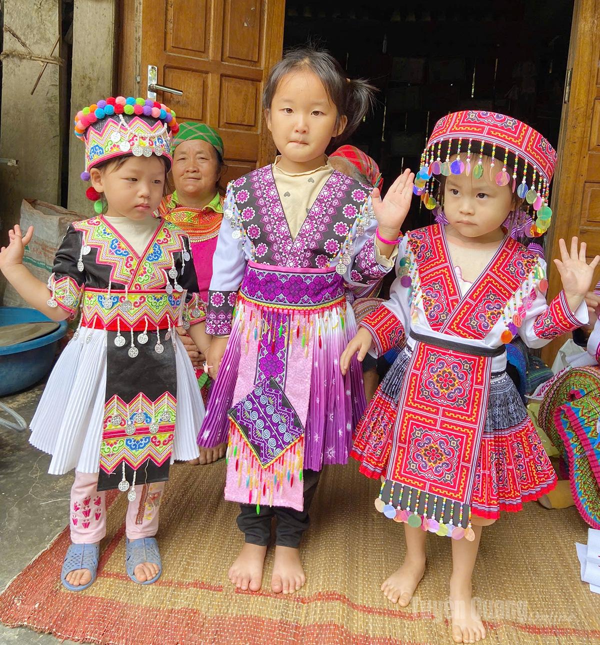 Tuyên Quang: Người Mông ở Bắc Triển giữ gìn nghề thêu truyền thống