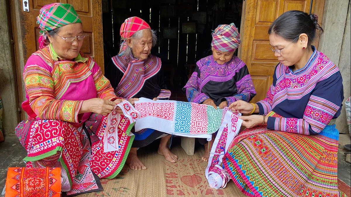 Tuyên Quang: Người Mông ở Bắc Triển giữ gìn nghề thêu truyền thống