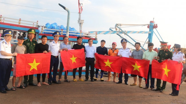 Ngư dân Lâm Đồng cùng cờ Tổ quốc vươn khơi